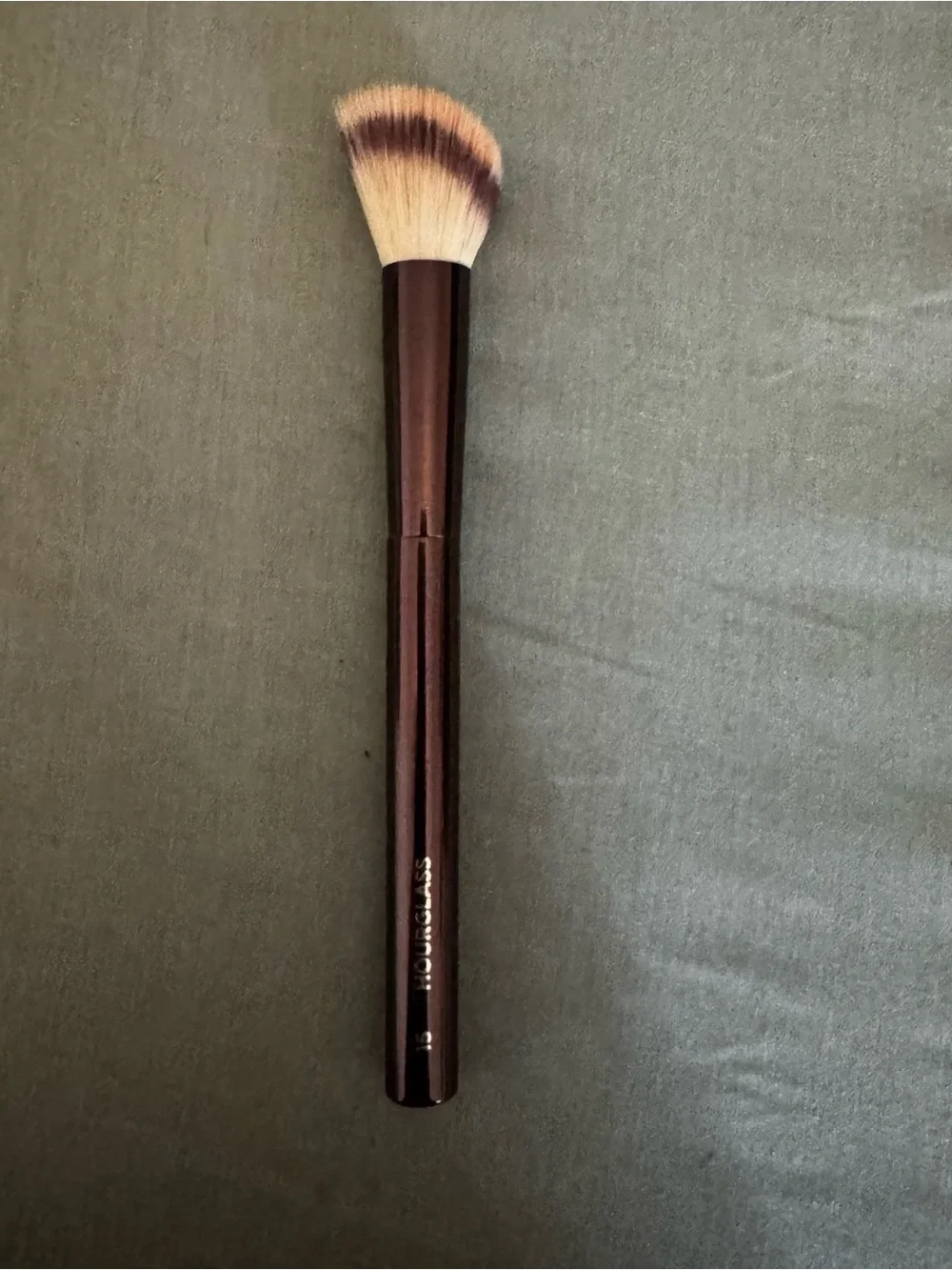 Hourglass Angled Makeup Brush - Brown Handle